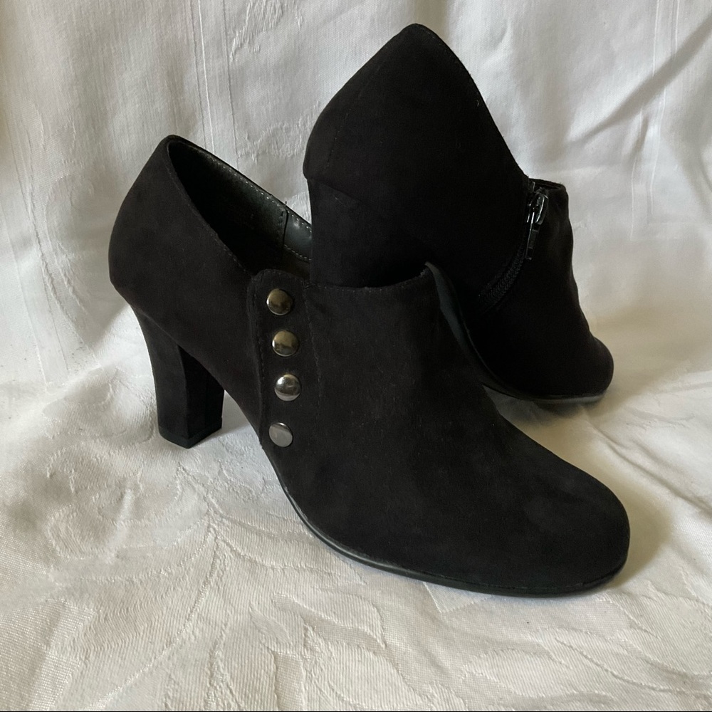 NWOT Aerosoles Outrole black high heeled zip bootie. sz 8.5